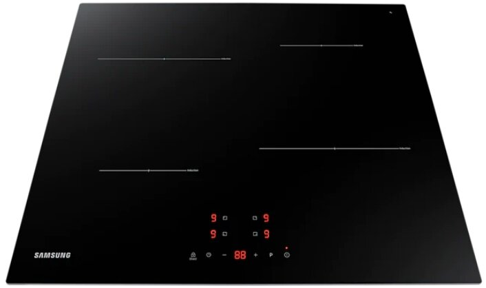Czarna płyta indukcyjna Samsung z czterema palnikami. Czerwone cyfry wskazują ustawienia. Białe tło.
