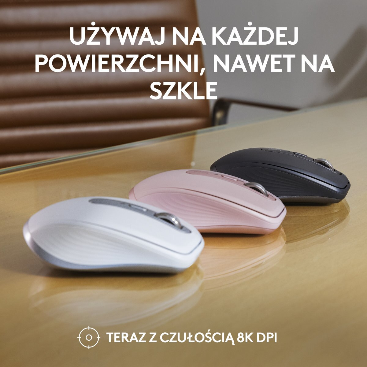 Trzy bezprzewodowe myszy komputerowe na stole. Są białe, różowe i czarne, ułożone w rzędzie.