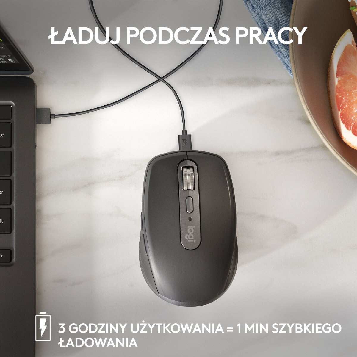 Czarna mysz podłączona do laptopa kablem. Tekst na obrazie wskazuje na szybkie ładowanie.