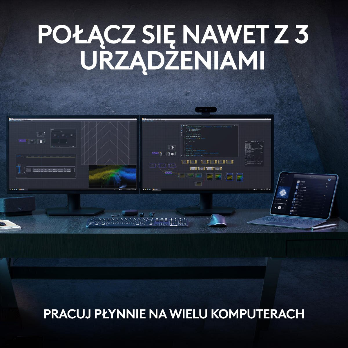Konfiguracja komputera stacjonarnego z dwoma monitorami, klawiaturą, myszą i tabletem. Widoczny tekst na monitorach i tablecie.