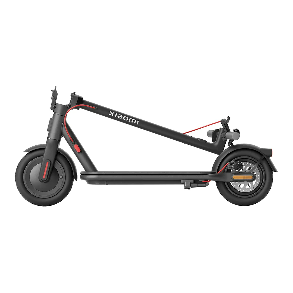 Schwarzer elektrischer Xiaomi-Roller, zusammengeklappt. Rote Akzente an Stiel und Reifen.