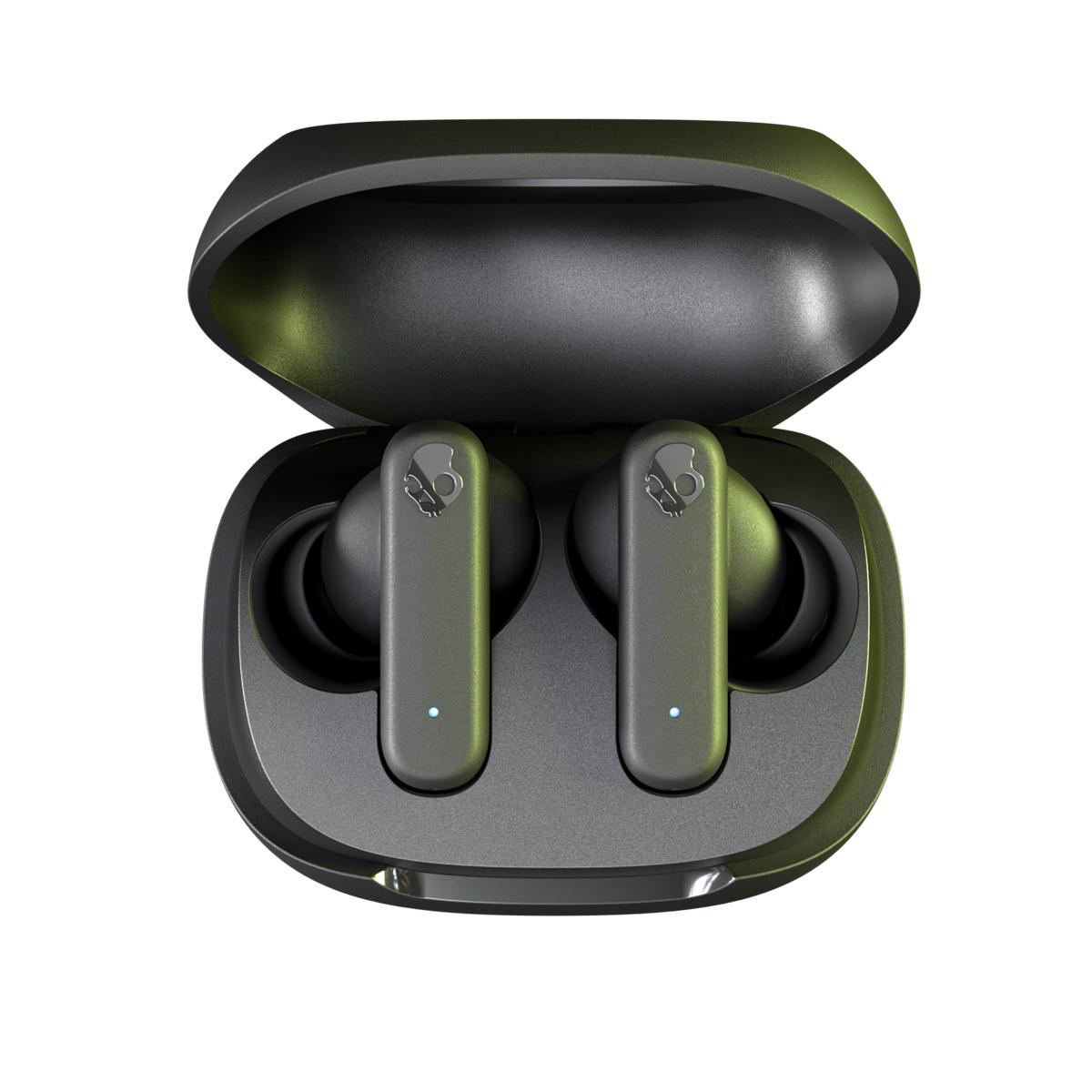 Schwarze Skullcandy-Ohrhörer in einem offenen Etui. Das Etui ist schwarz, mit dem Totenkopf-Logo.