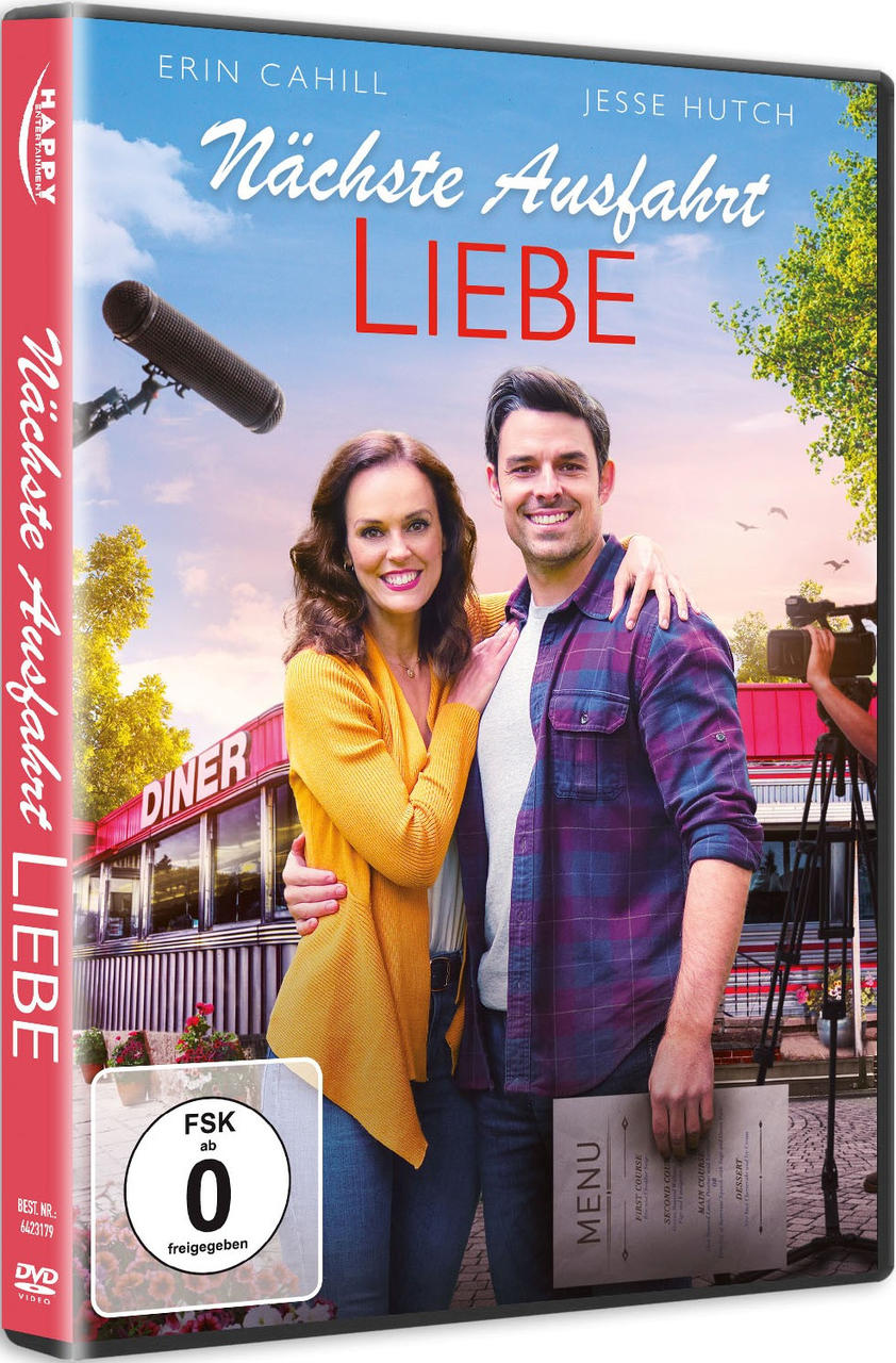 DVD-Cover für 'Nächste Ausfahrt Liebe' mit einem lächelnden Paar, einem Diner und einem Filmteam im Hintergrund.