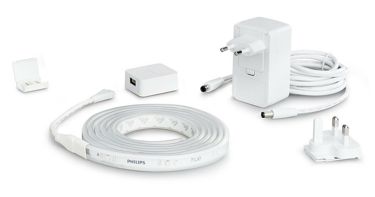 Biały zestaw paska świetlnego Philips Hue z zasilaczem i różnymi komponentami na białym tle.