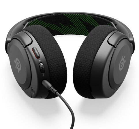 Czarne słuchawki gamingowe SteelSeries. Opaska z zielonym wzorem. Białe tło.