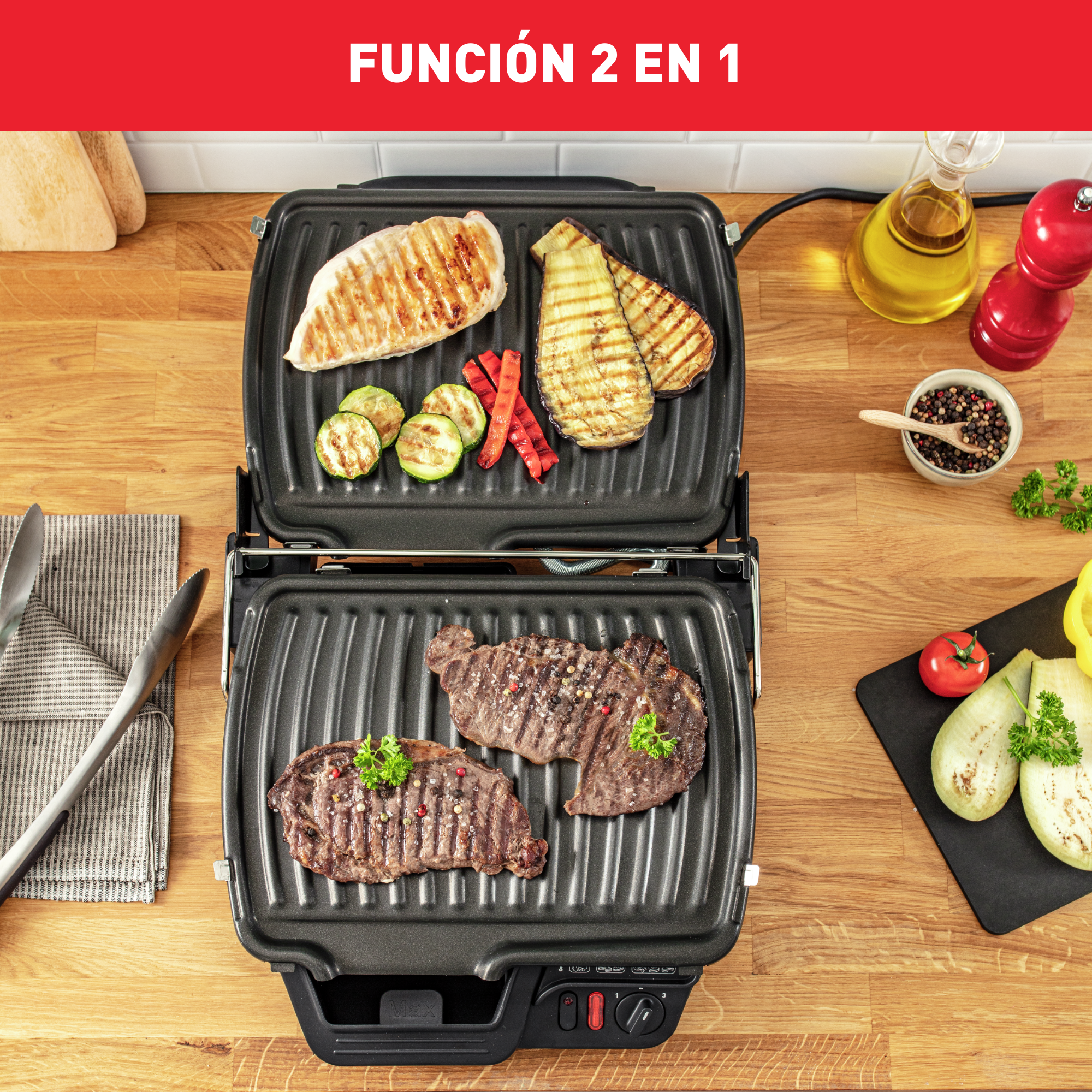 Una parrilla con comida cocinada. Hay pollo, calabacín, berenjena y bistec. La parrilla está sobre una superficie de madera.