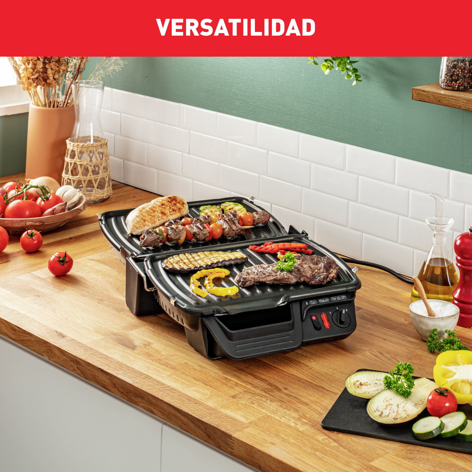 Parrilla eléctrica con comida cocinada en una encimera de madera. Verduras y especias cerca.