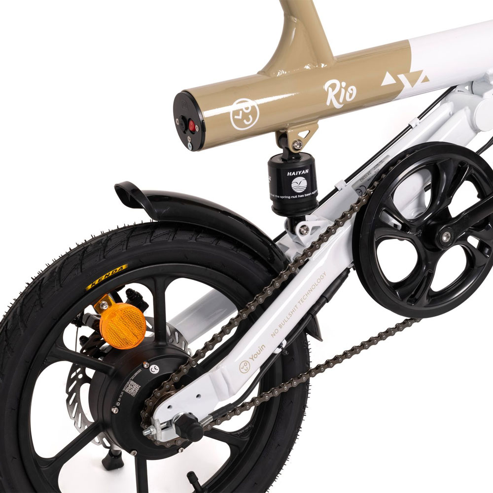Vista trasera de una bicicleta eléctrica blanca y marrón, mostrando la rueda, cadena y detalles del motor.