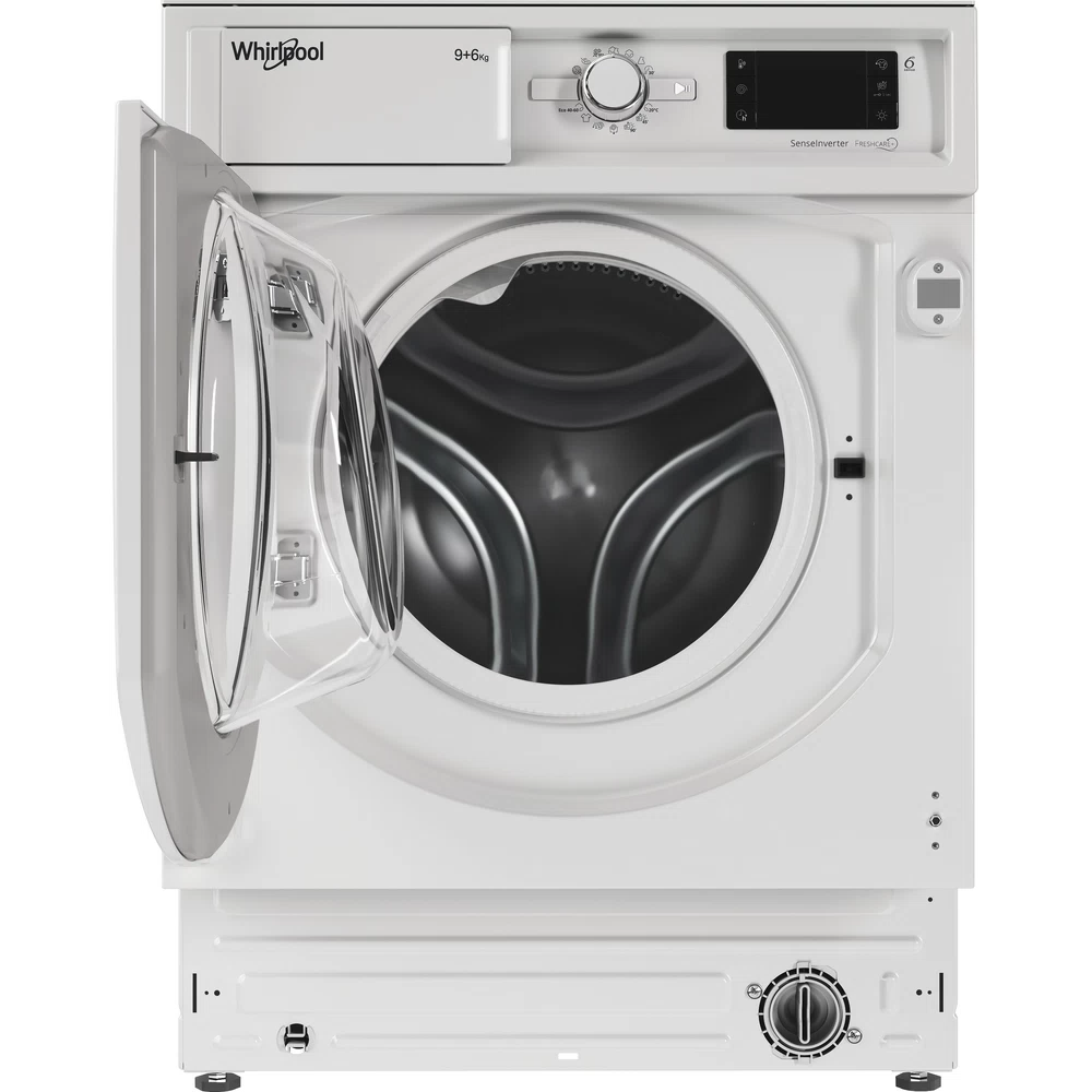 Fehér Whirlpool mosógép nyitott ajtóval. A belső dob látható.