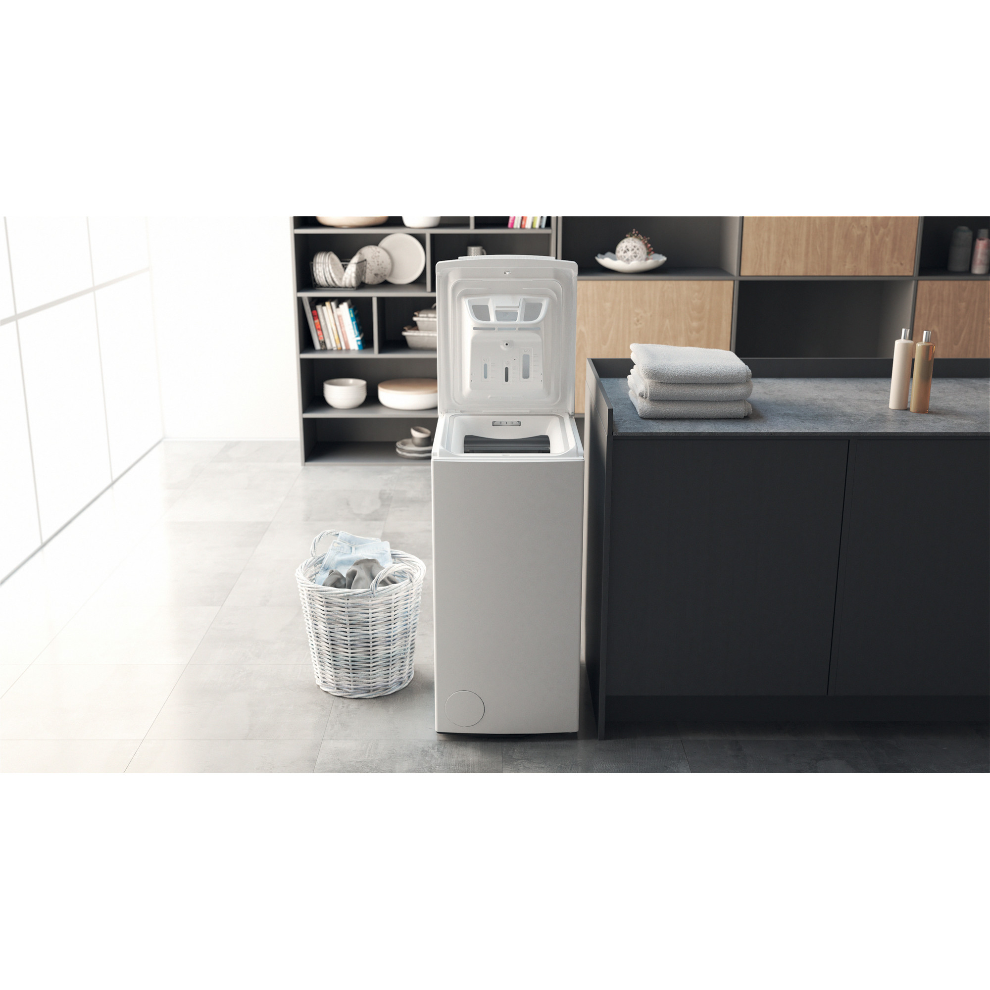 Eine weiße Waschmaschine mit offenem Deckel, ein Wäschekorb mit Kleidung und ein Regal in einem modernen Badezimmer.