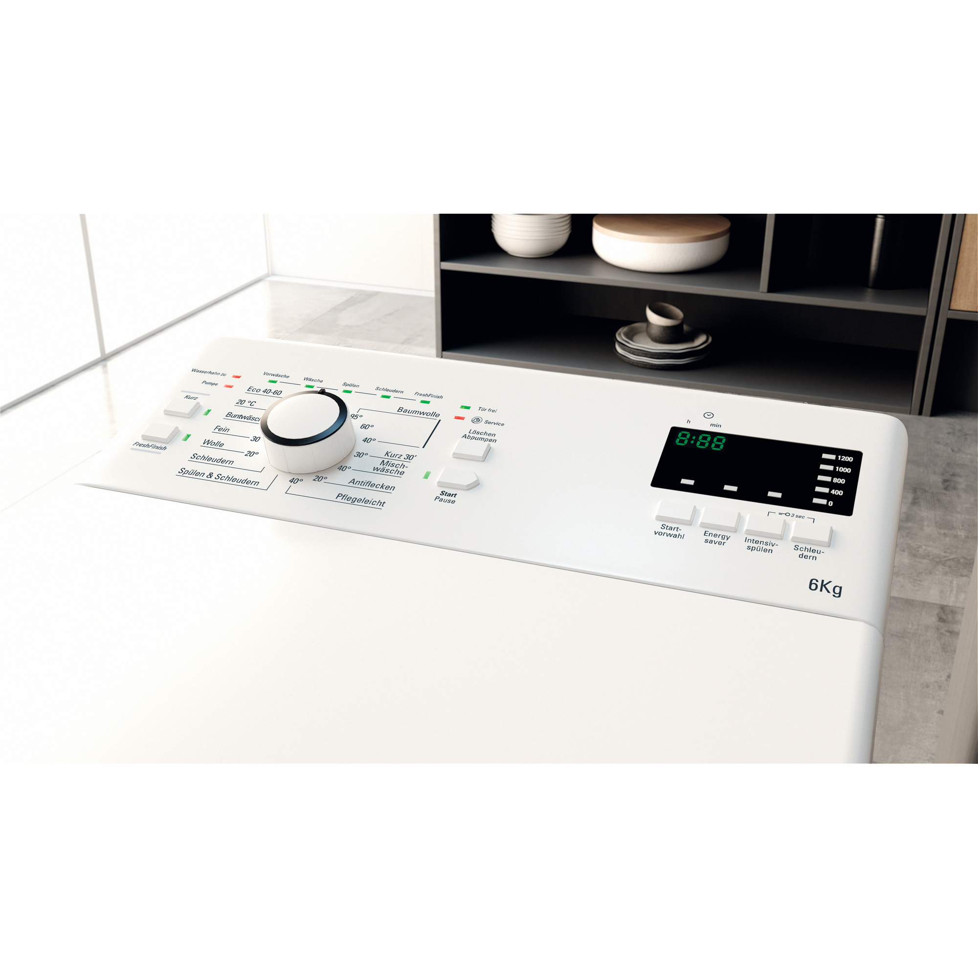 Eine weiße Waschmaschine mit Knöpfen und Drehregler oben und Digitalanzeige mit 8:88.