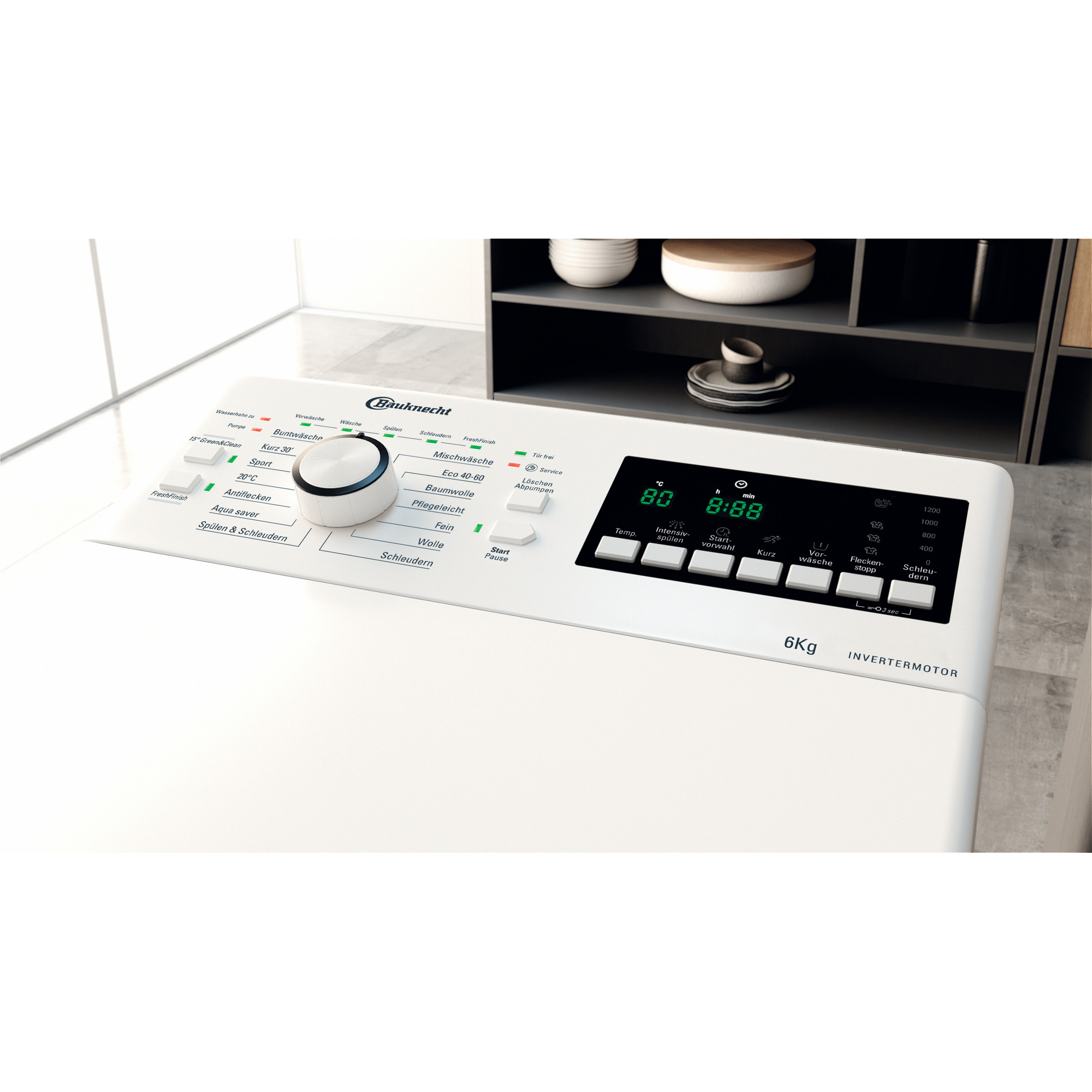 Ein Bedienfeld einer weißen Toplader-Waschmaschine mit Digitalanzeige und Knöpfen.