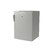 Petit réfrigérateur rectangulaire gris. Debout, avec poignée latérale.