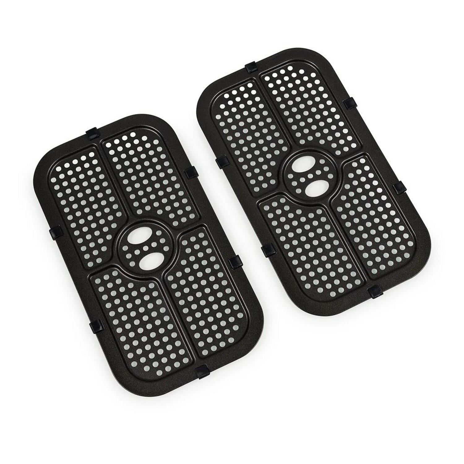 Twee zwarte airfryer-bakjes met veel kleine gaatjes. Witte achtergrond. Rechthoekige vorm.
