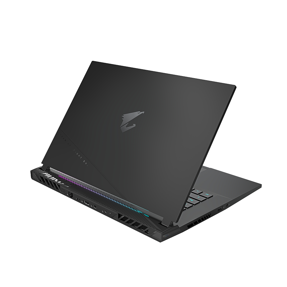 Schwarzer Laptop, geöffnet, Tastatur und AORUS-Logo sichtbar. Hintergrundbeleuchteter Rand.