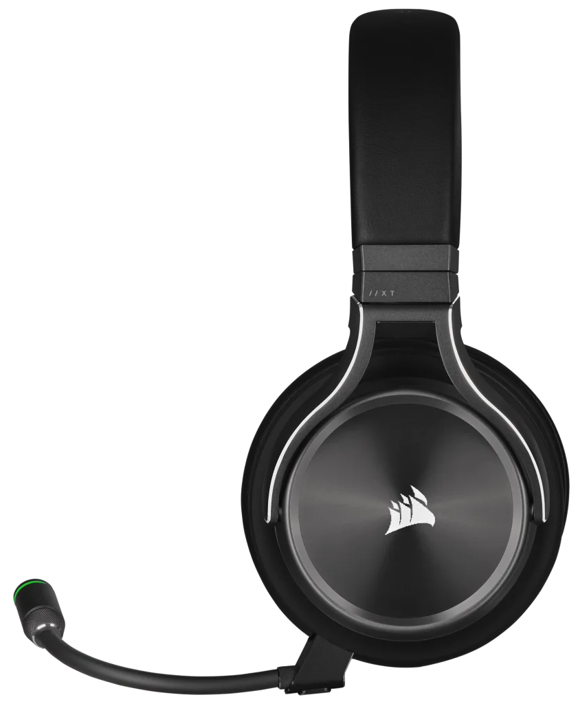Fekete gamer headset mikrofonnal. Fémes ezüst díszítések. Fekete háttér.