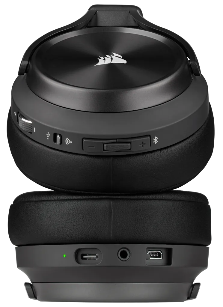 Fehér és szürke headset mikrofonnal. Oldalnézet, fekete háttér.