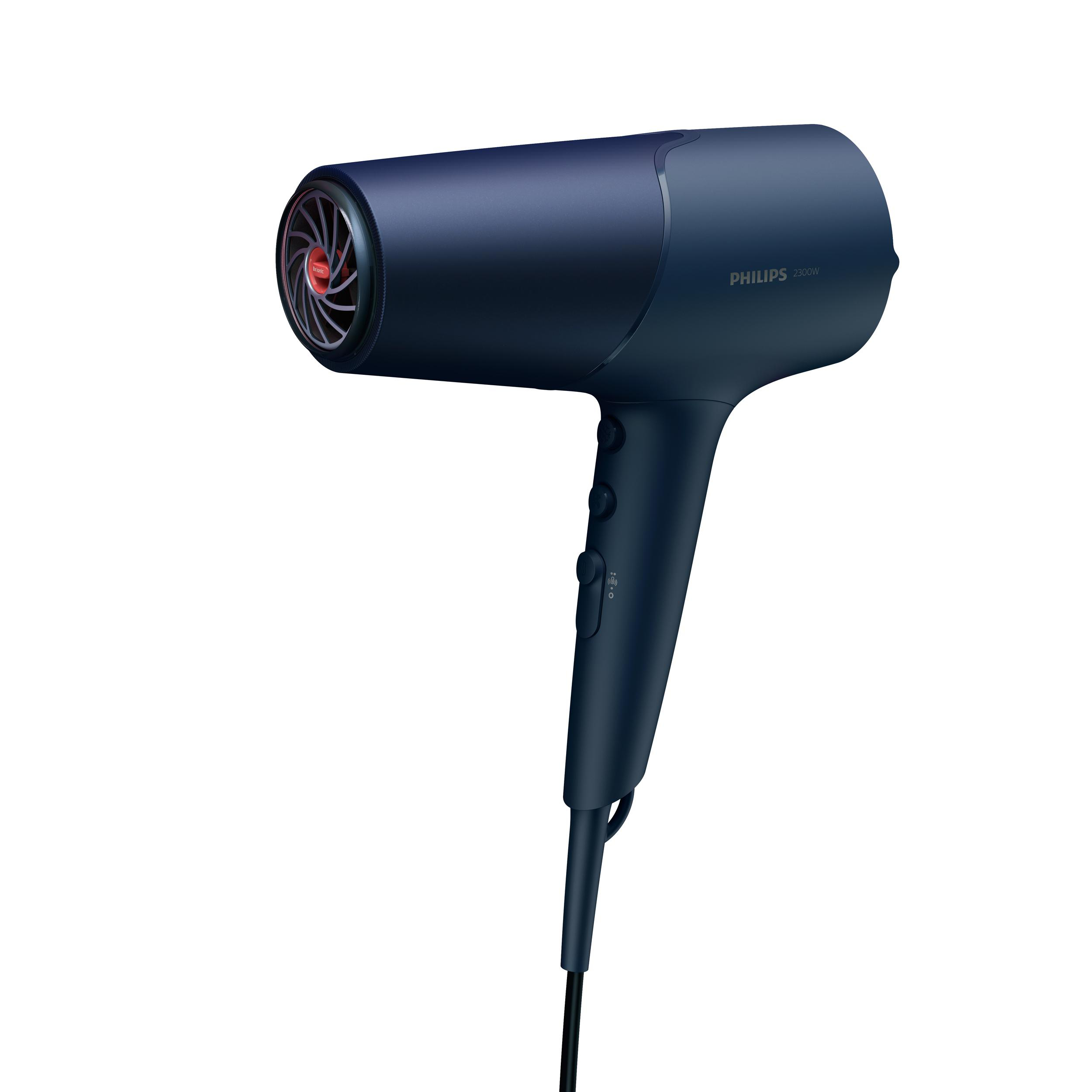 Ein blauer Philips Haartrockner mit schwarzem Kabel, isoliert auf weißem Hintergrund.