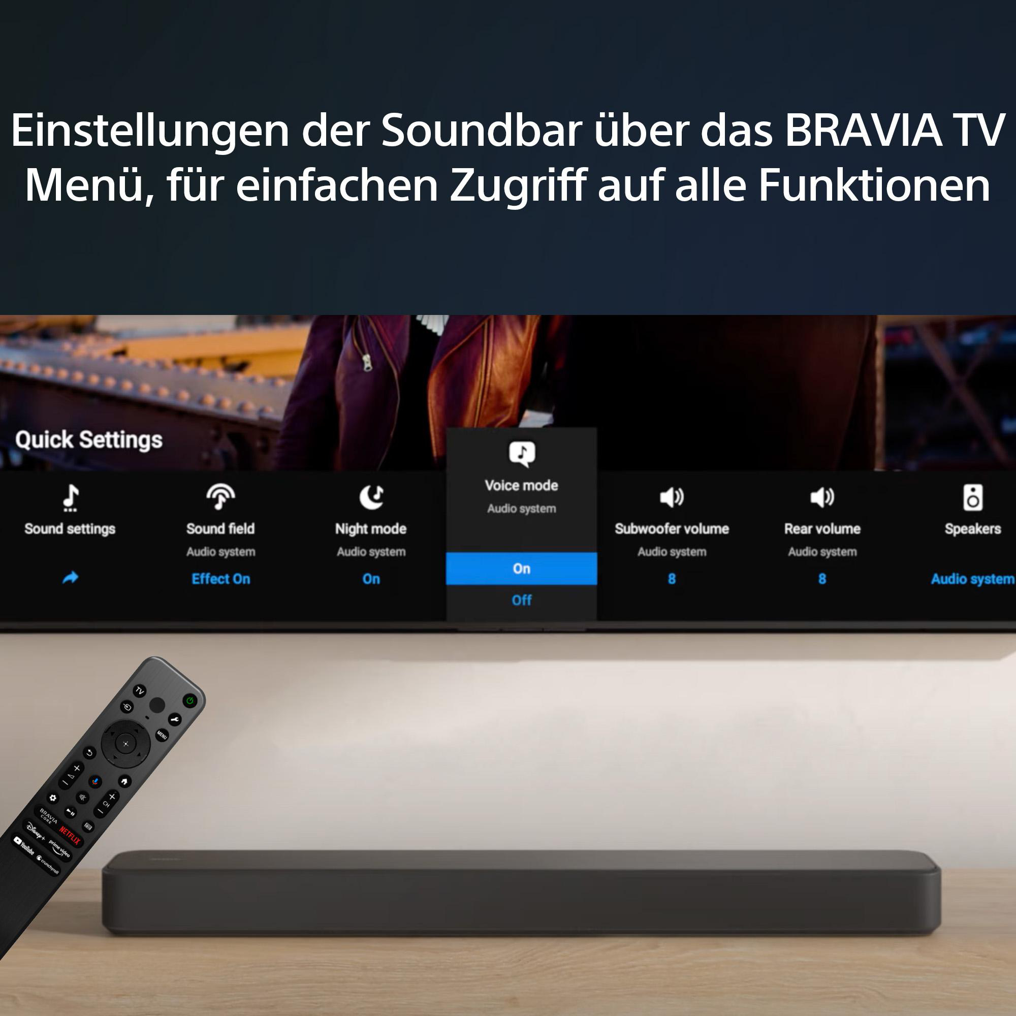 Ein Fernsehbildschirm zeigt Menüoptionen. Eine Soundbar und eine Fernbedienung befinden sich darunter auf einer Holzoberfläche.
