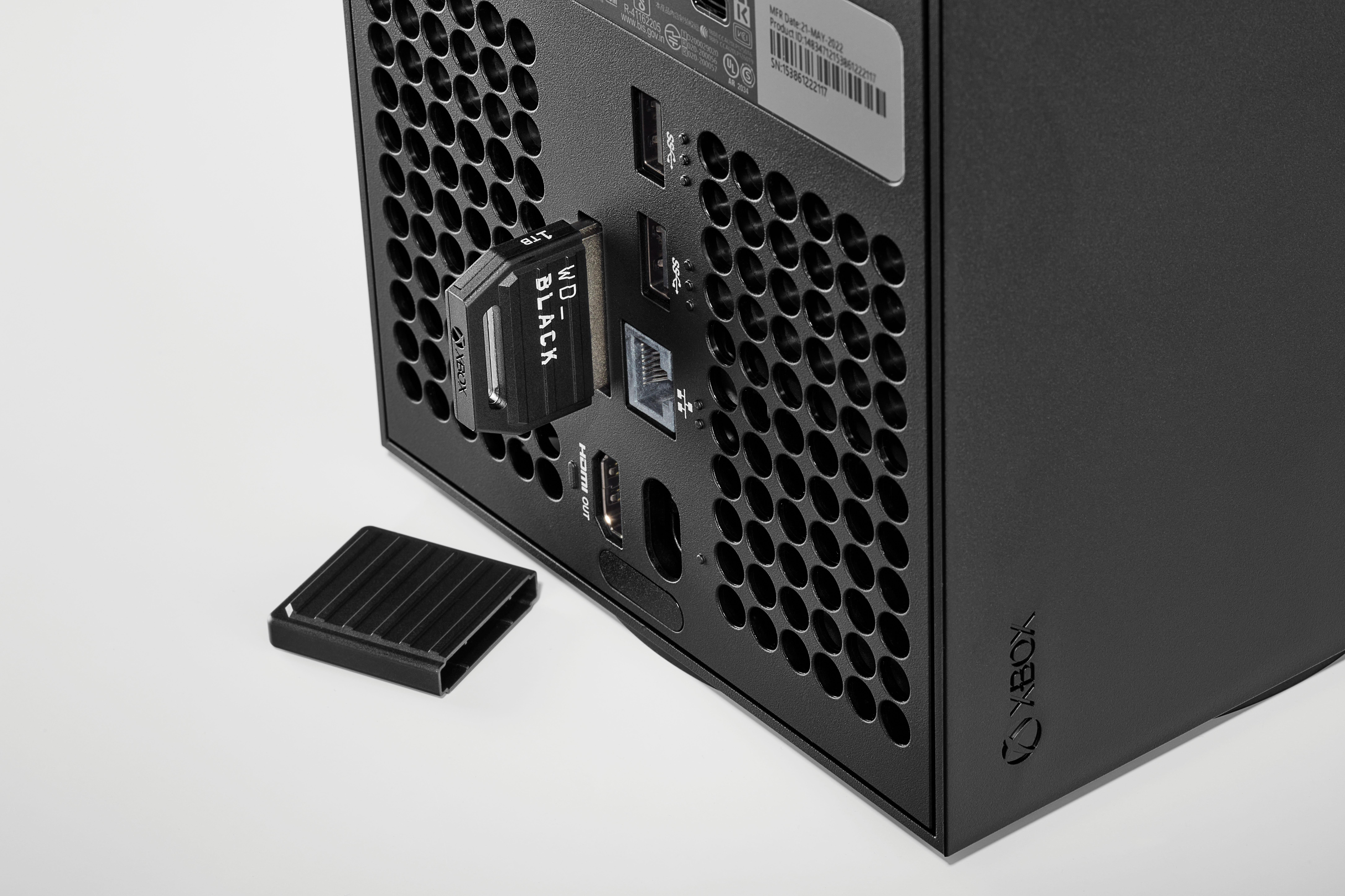 Eine schwarze Xbox Series X-Konsole mit einem WD Black-Speichergerät.