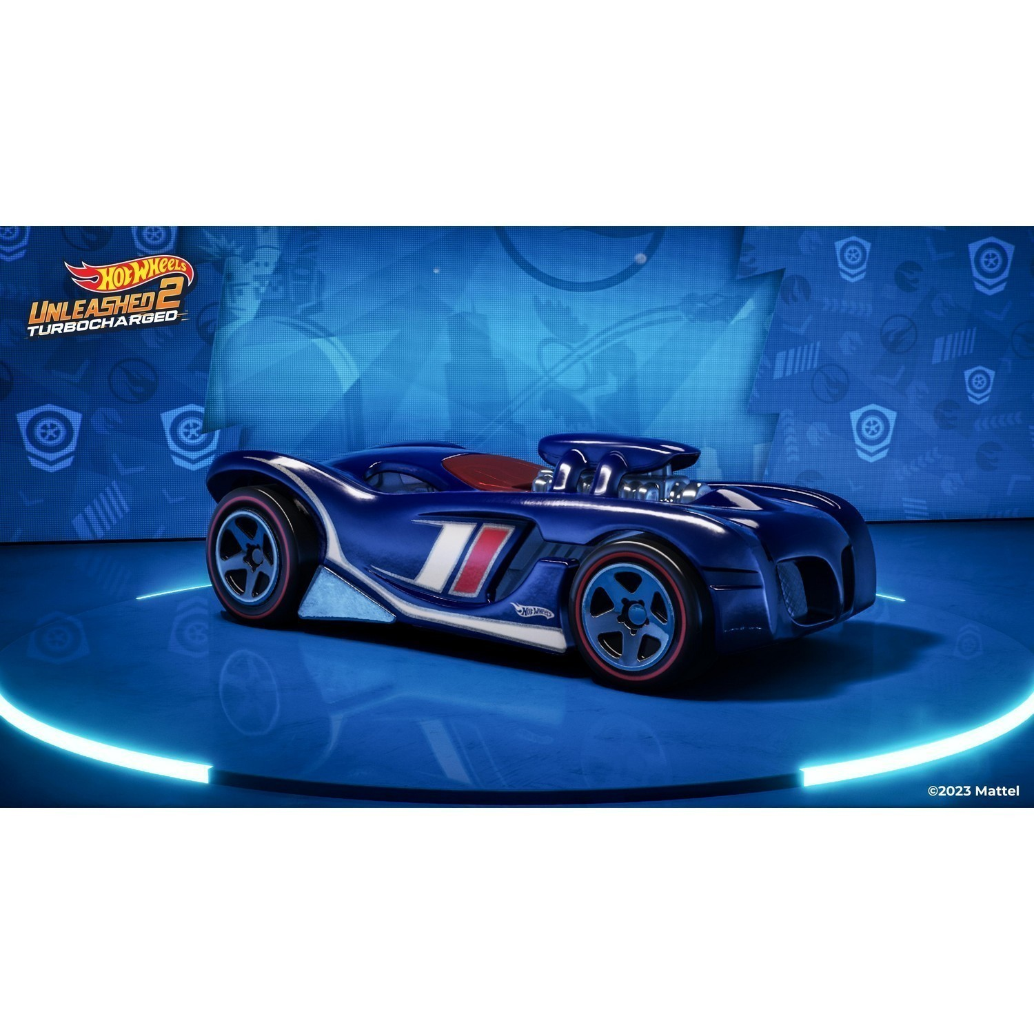 Een blauwe en witte Hot Wheels-auto met rode accenten, op een blauwe achtergrond met een logo.