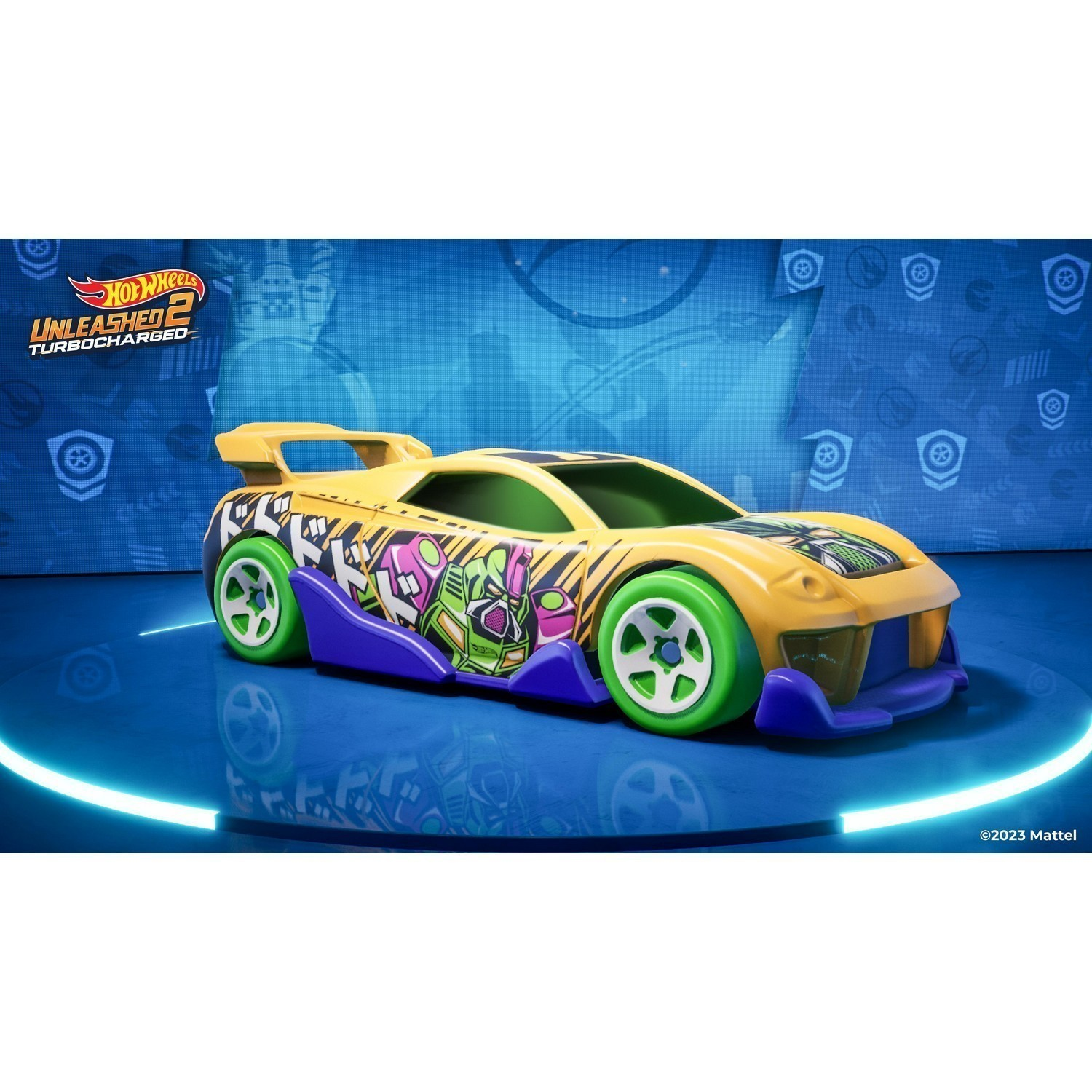 Gele Hot Wheels-auto. Groene wielen en paarse accenten. De achtergrond is blauw met logo's.
