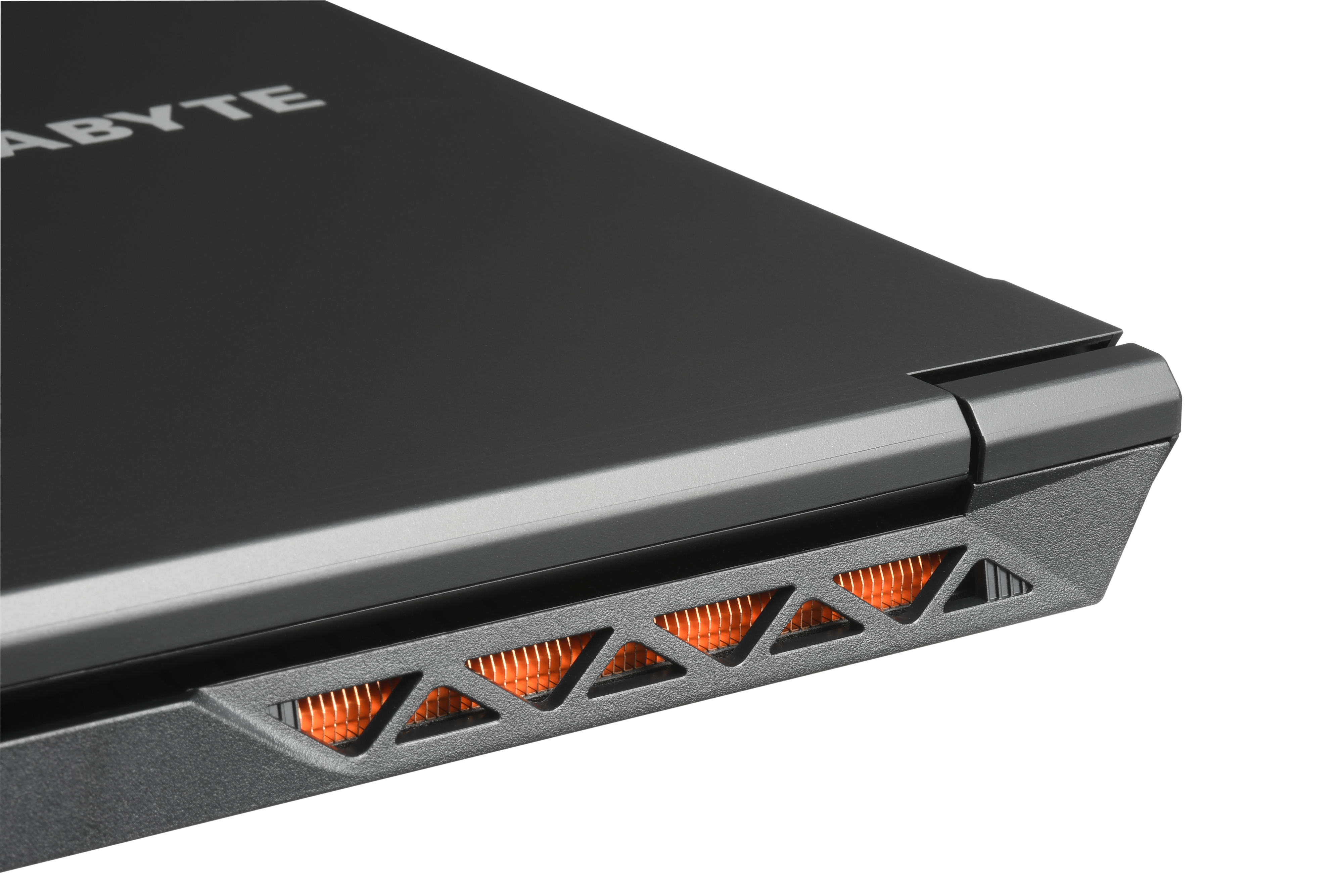 Laptop-Ecke mit orangefarbenen Lüftungsschlitzen. Dunkelgraue Farbe, Gigabyte-Logo sichtbar. Nahaufnahme.