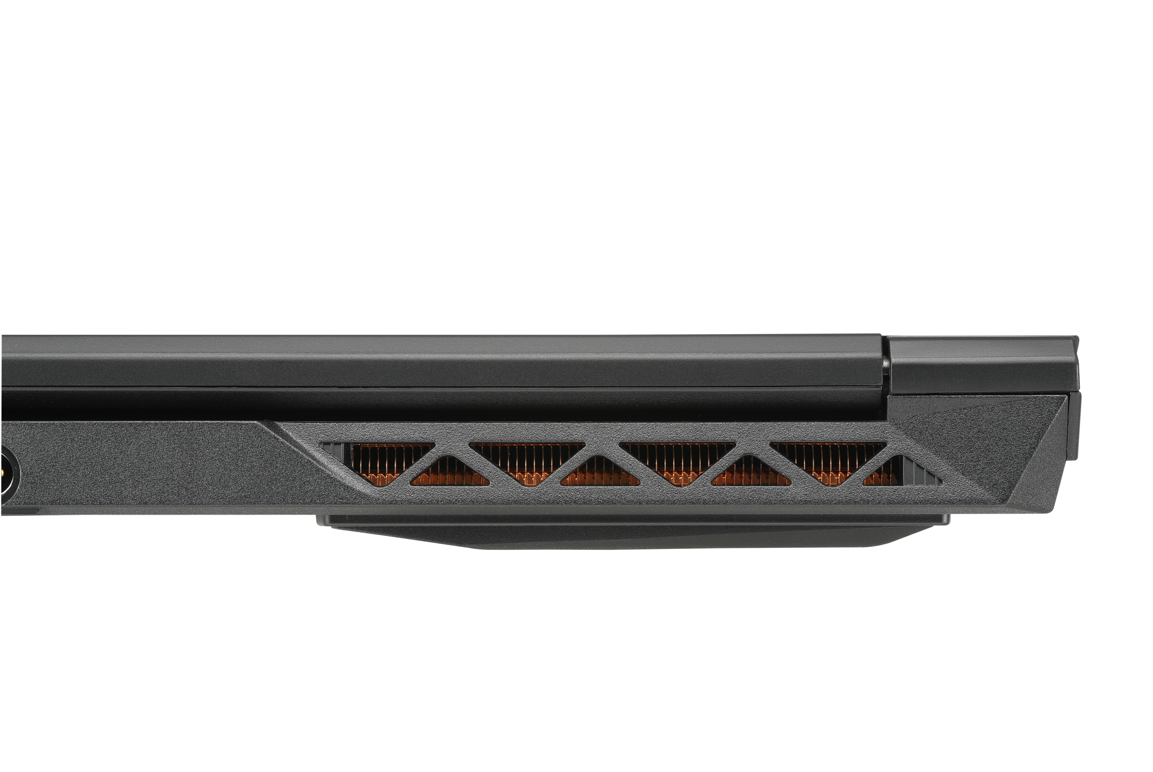Seitenansicht des Laptops, schwarz mit kupferfarbenen Lüftungsschlitzen, weißer Hintergrund.