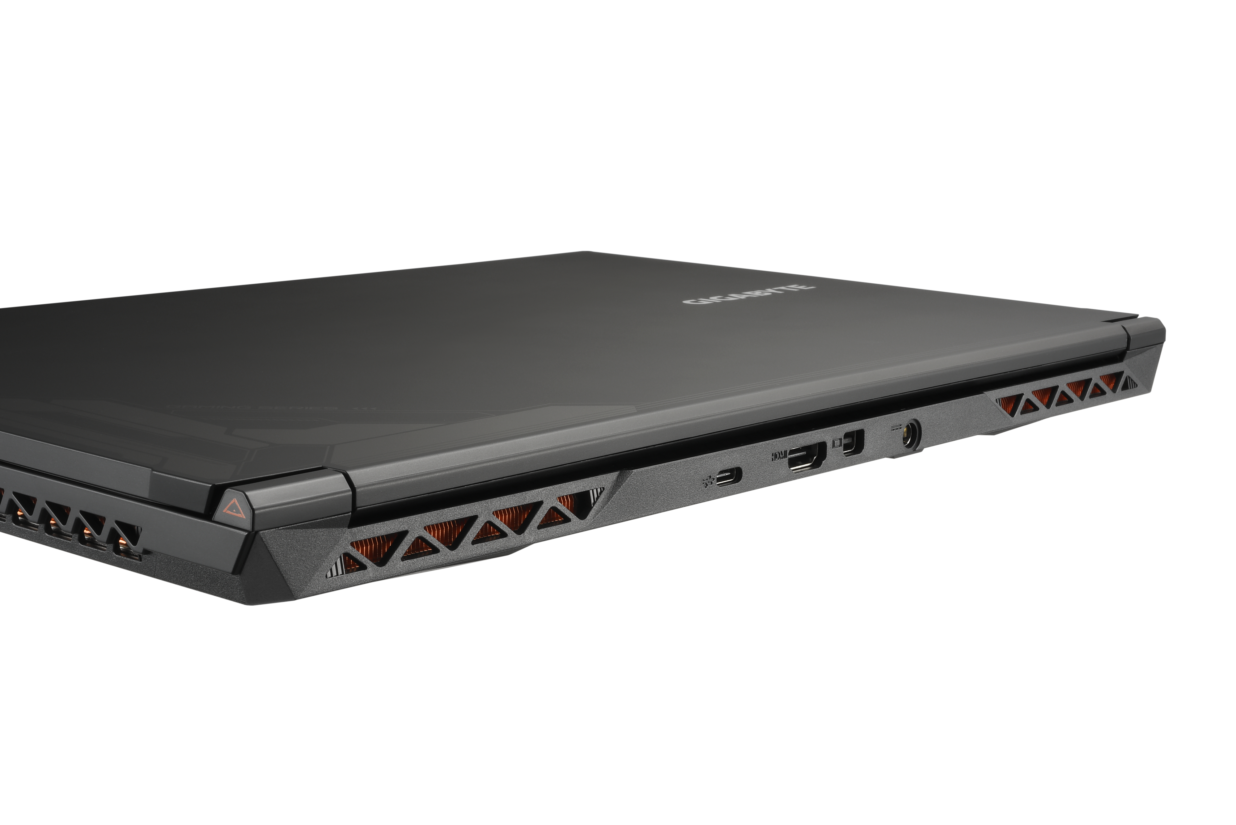 Ein schwarzer Gigabyte Laptop, abgewinkelt, um die Seite mit Anschlüssen und Lüftern zu zeigen.