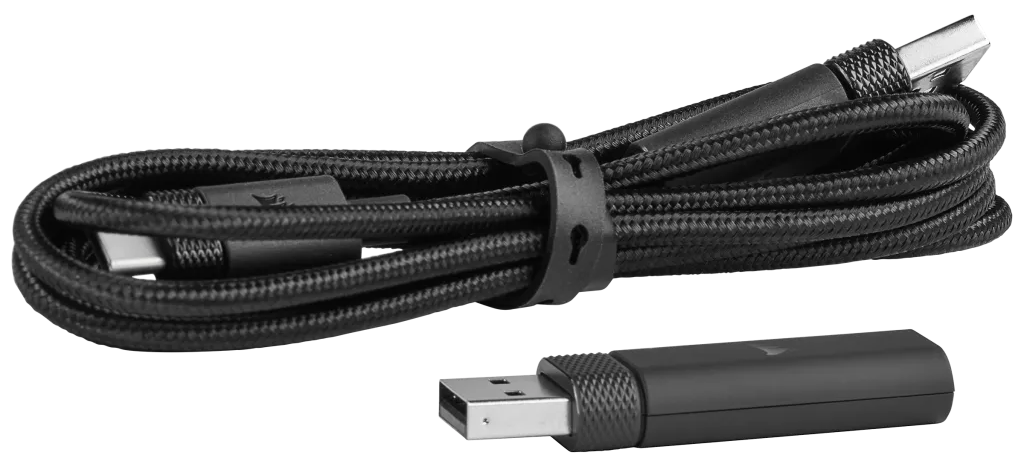 Fekete USB-C kábel USB adapterrel, mindkettő fekete háttéren.