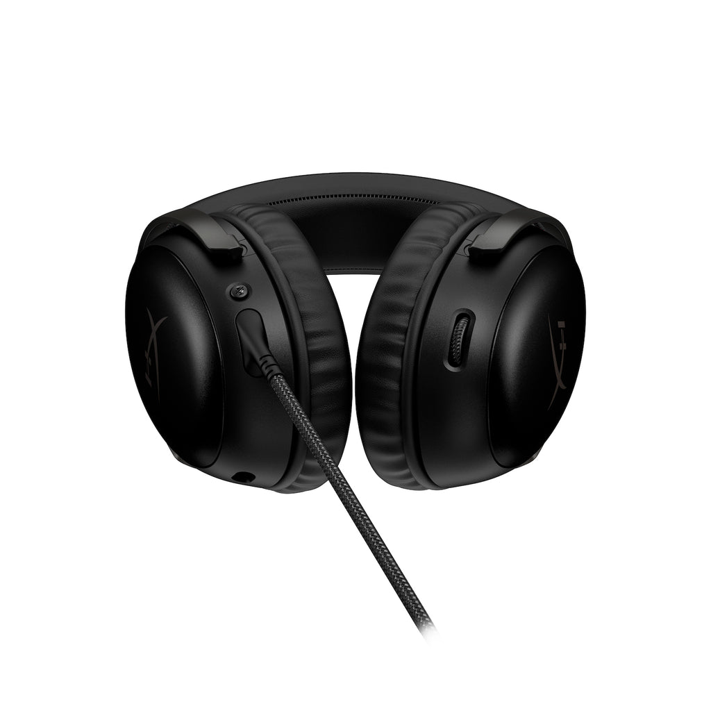 Fekete HyperX fejhallgató fekete kábellel. A fülkagylók lekerekítettek, a logó látható.