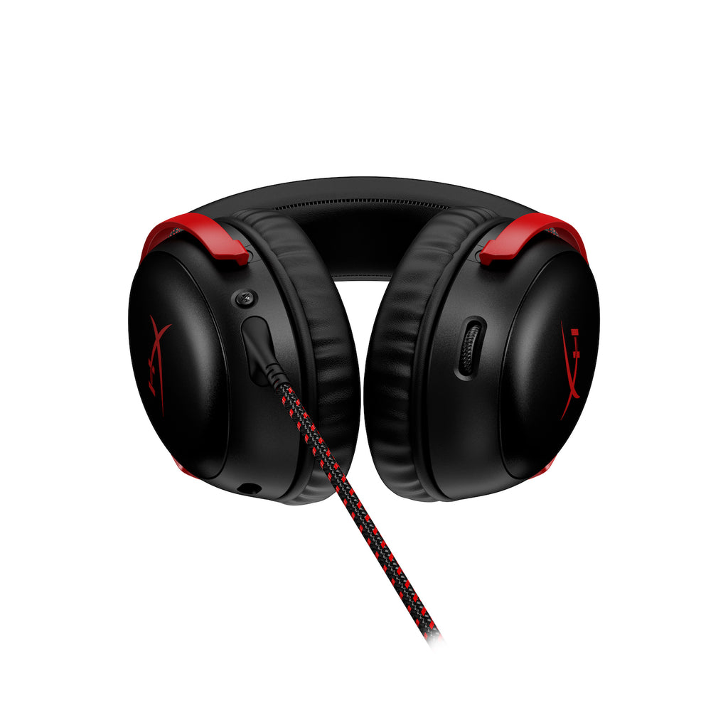Fekete-piros gamer fejhallgató, piros-fekete kábellel. A fülkagylókon a HyperX logó látható.