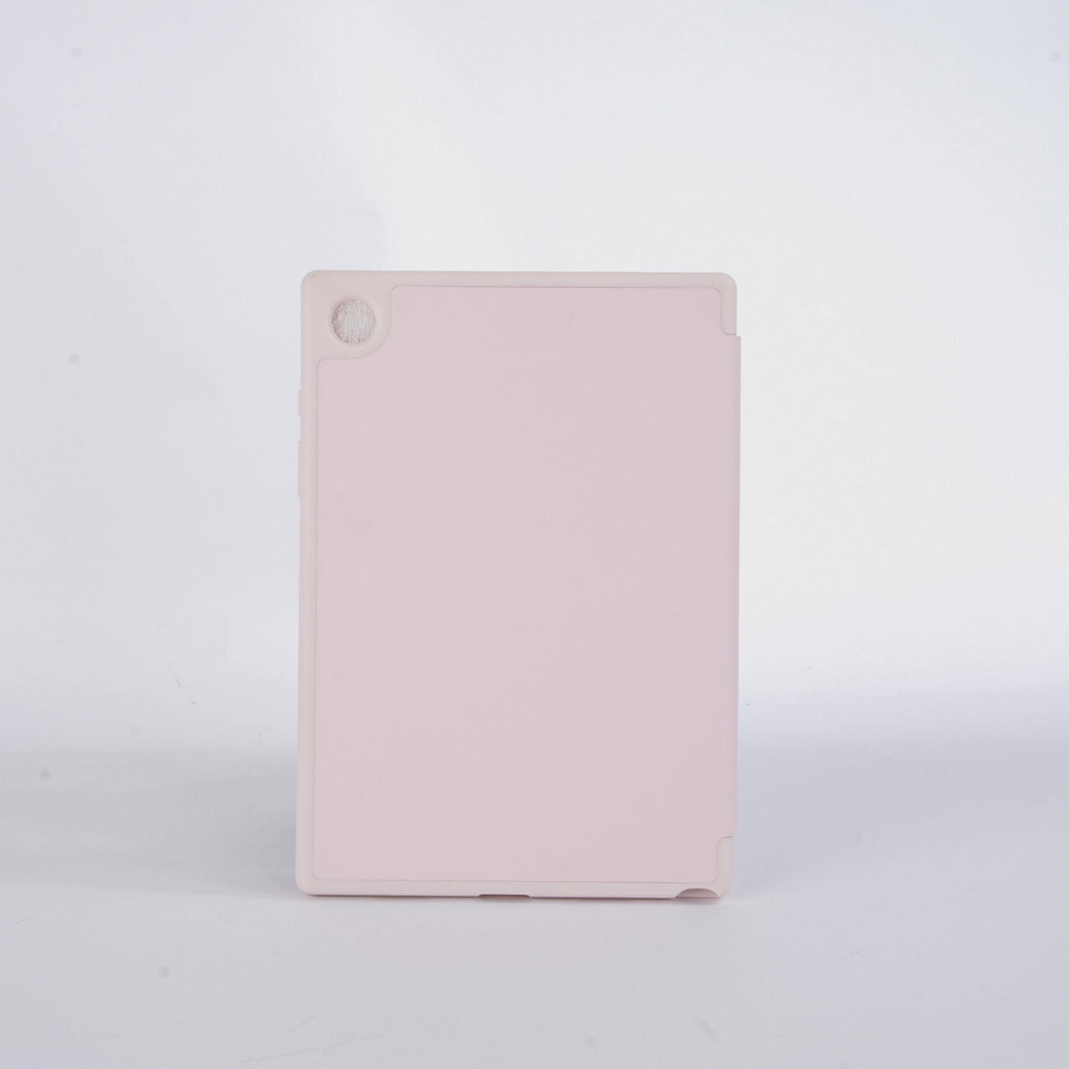 Een gesloten roze tablet op een witte achtergrond. Het scherm is leeg.