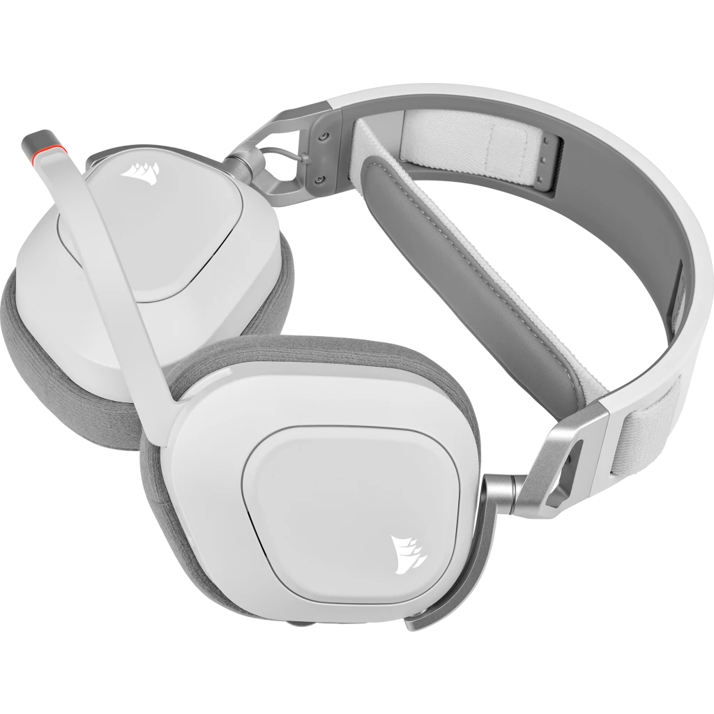 Fehér gamer headset mikrofonnal, szürke elemekkel és fehér fejpánttal fekete háttéren.