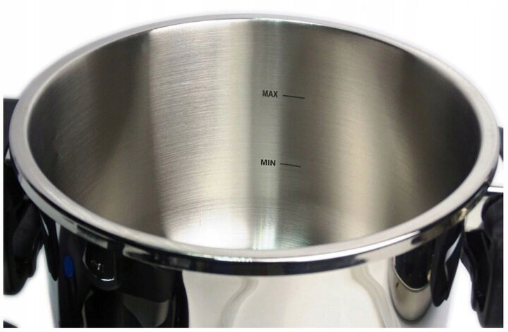 Błyszczące wnętrze szybkowaru ze stali nierdzewnej ze znacznikami minimalnego i maksymalnego poziomu wody.