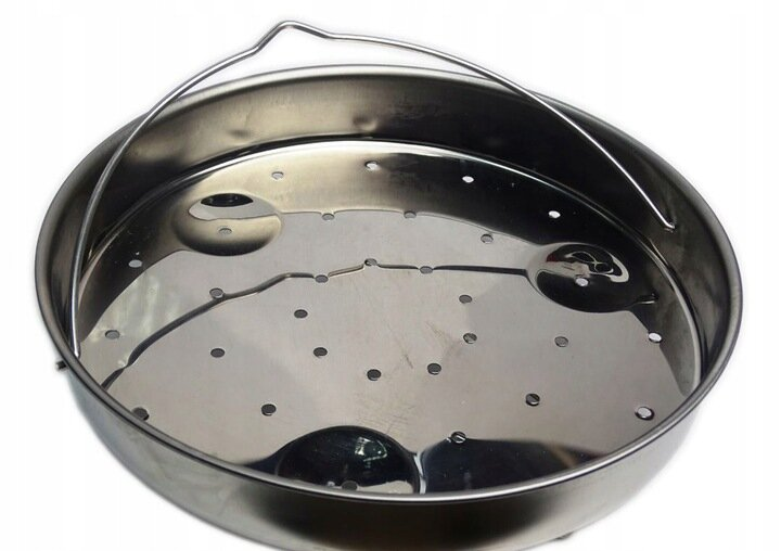 Parowar ze stali nierdzewnej z uchwytem i otworami. Izolowany na białym tle.