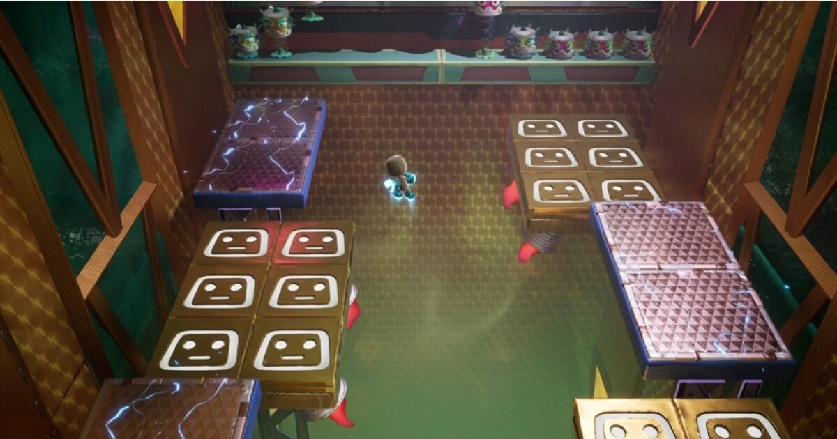 Widok z góry na scenę gry wideo z kolorowymi platformami i postacią.