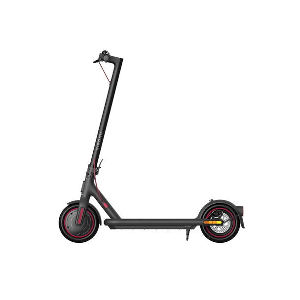 Siyah bir arka plan üzerinde siyah bir elektrikli scooter. Tekerleklerde kırmızı detaylar var.