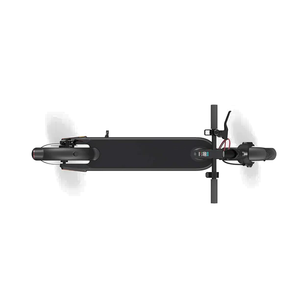 Beyaz yan reflektörlü siyah bir scooter'ın üstten görünümü.