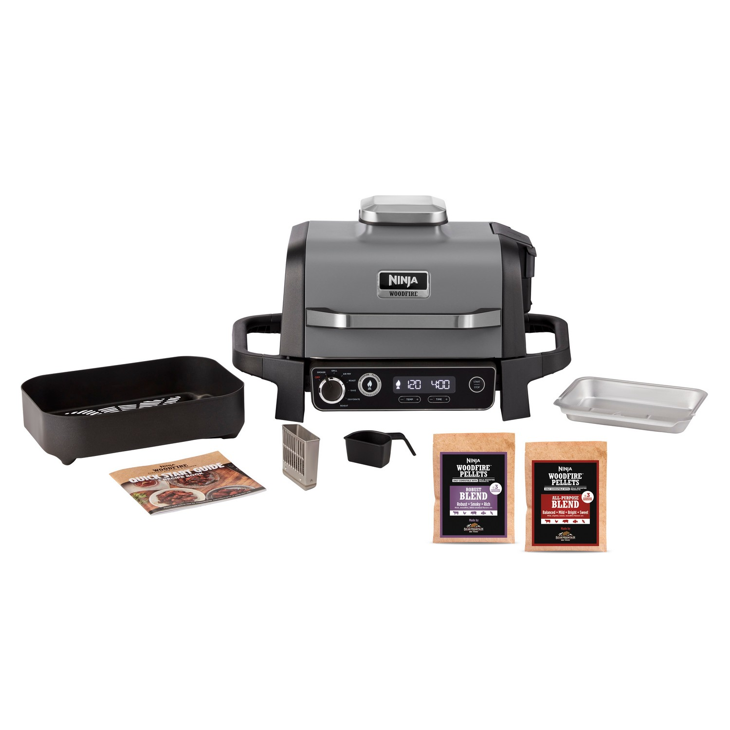 Un grill Ninja, des accessoires et des granulés de bois sont sur une surface blanche, prêts pour griller.