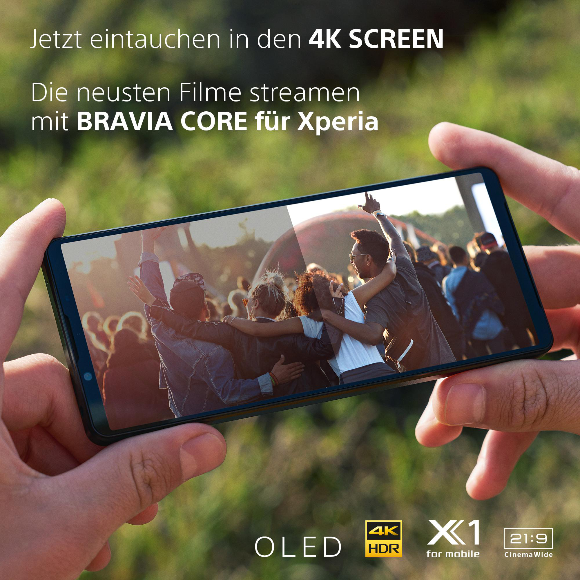 Telefonbildschirm mit Video von Menschen. Hände halten das Telefon. Text-Overlay.