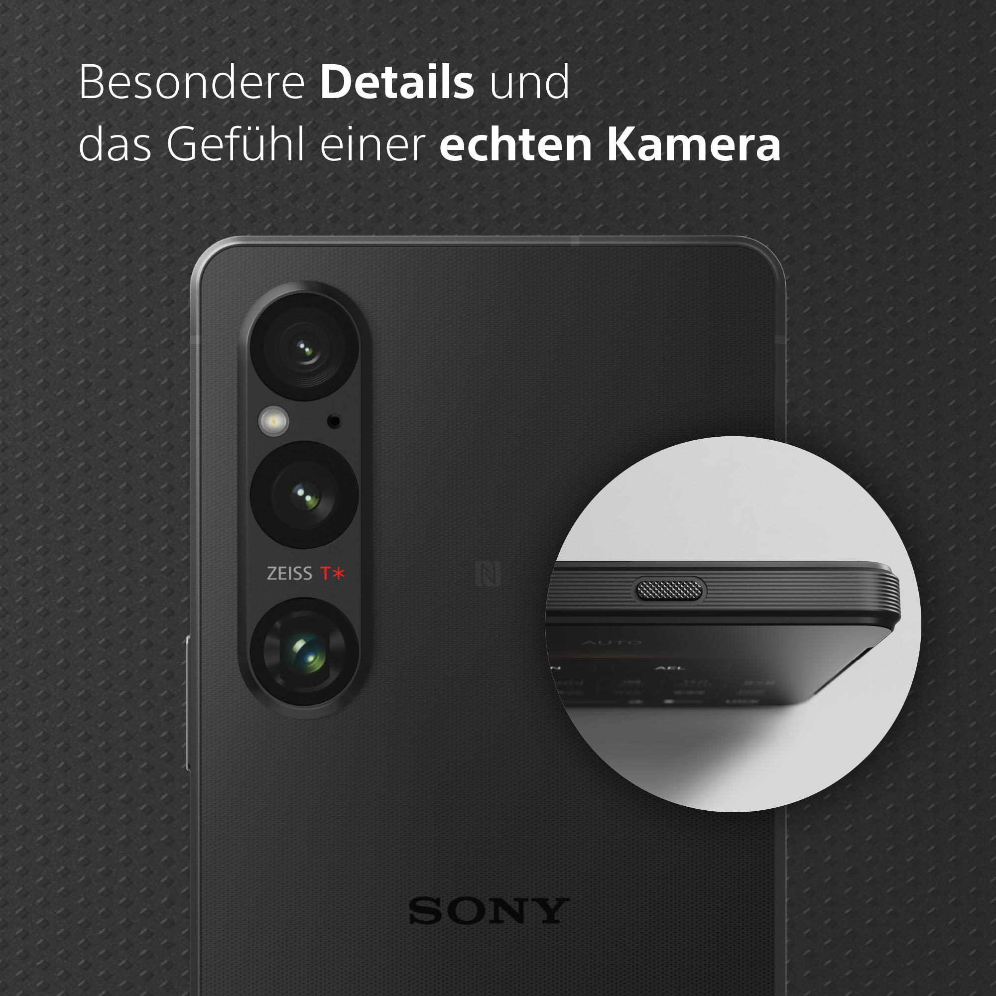 Nahaufnahme eines schwarzen Smartphones mit drei Rückkameras und einem kreisförmigen Detail des Seitenprofils.