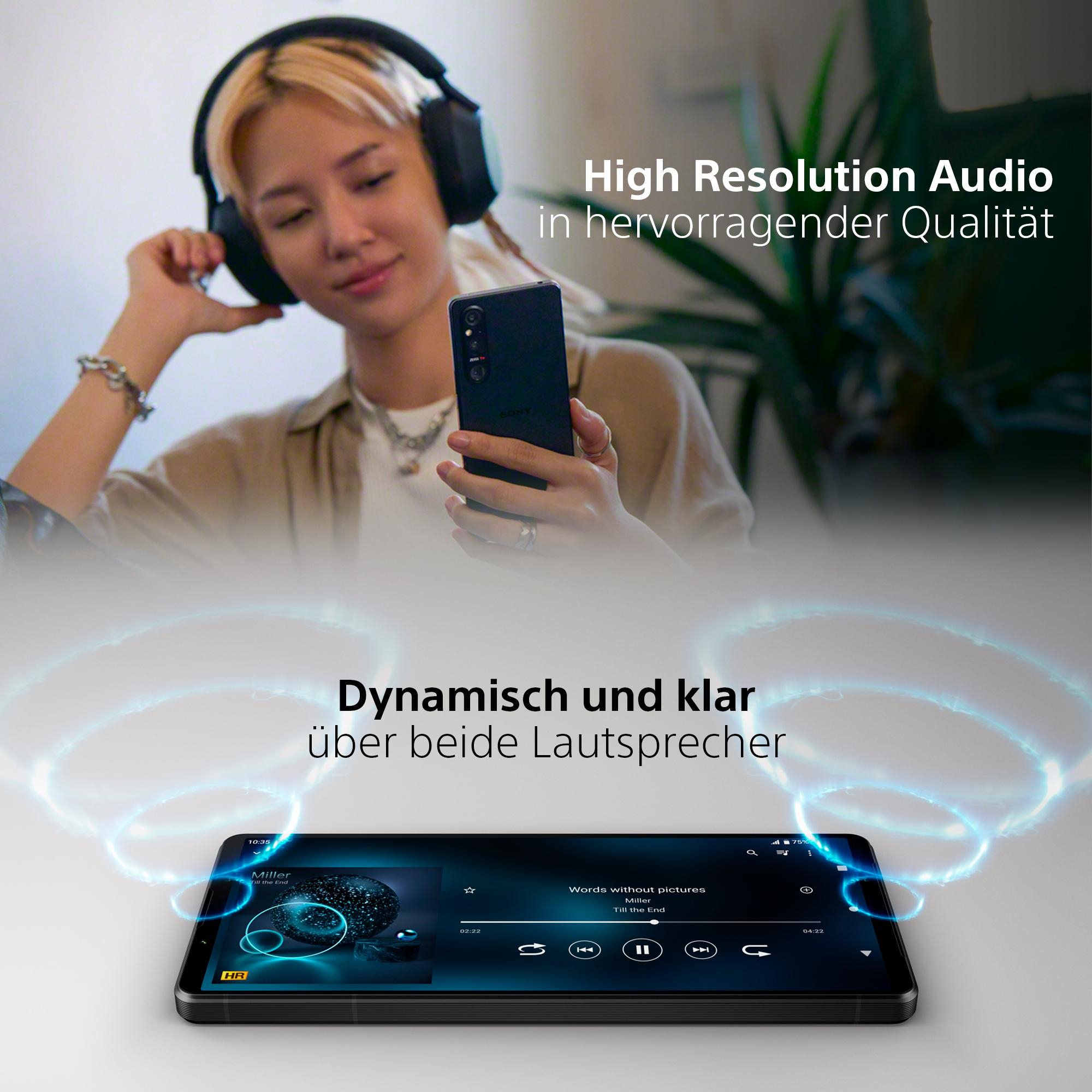 Frau mit Kopfhörern, die auf ein Telefon schaut. Schallwellen gehen vom Telefon aus.
