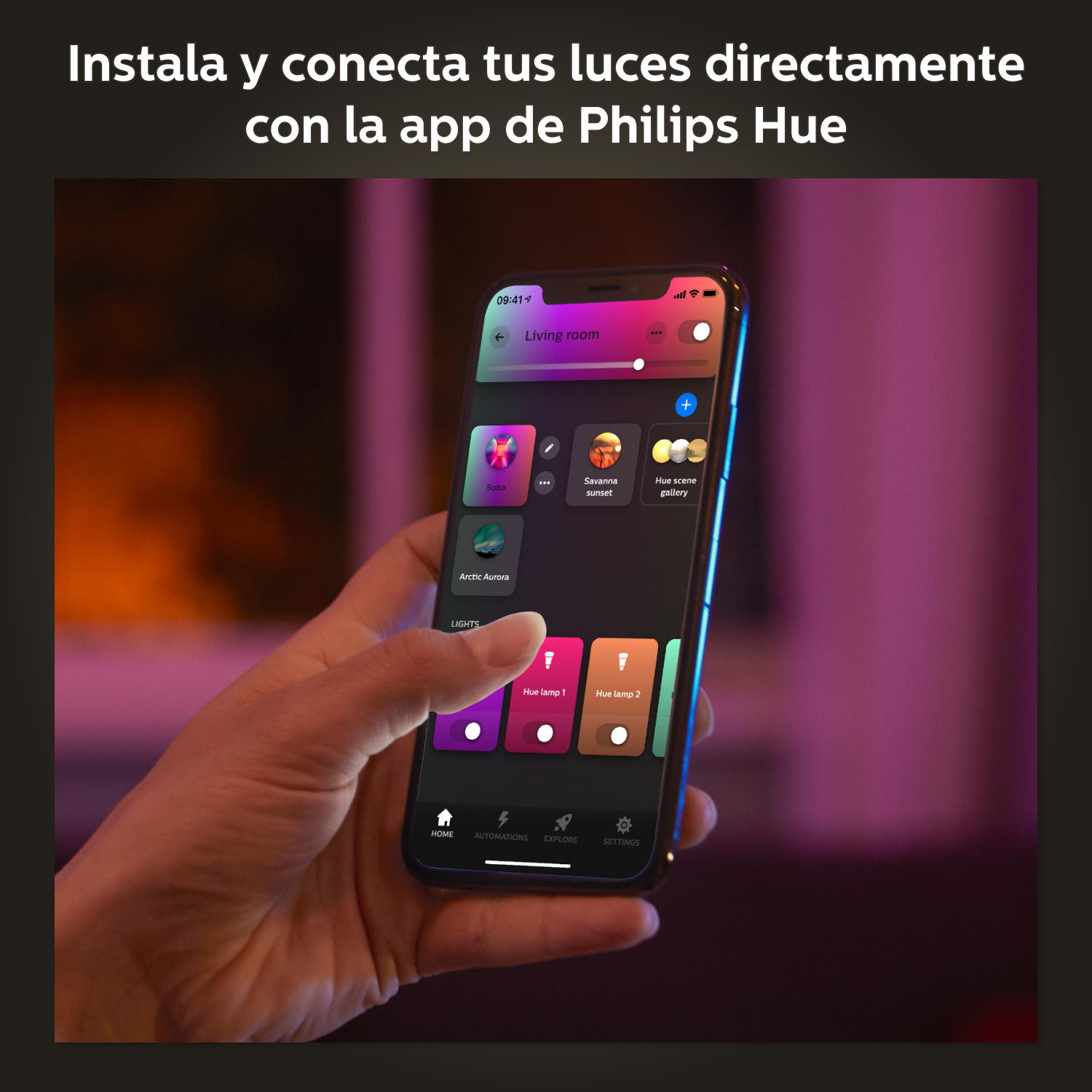 Mano sosteniendo un teléfono con la app Philips Hue, mostrando luces de colores.