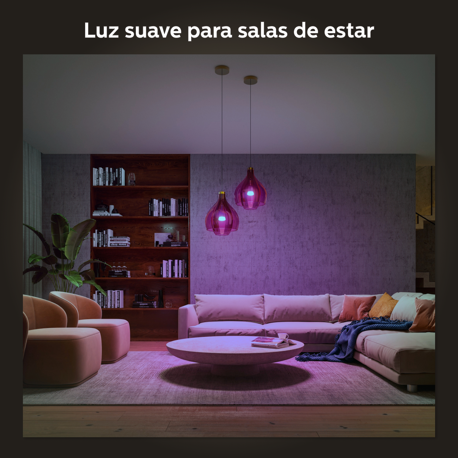 Sala de estar con luces rosas tenues colgando y un sofá.