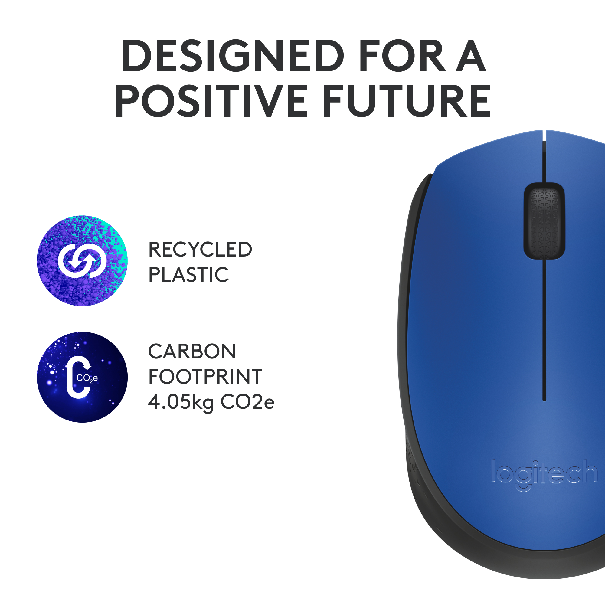 Souris Logitech bleue avec texte sur plastique recyclé et empreinte carbone. Fond : blanc.