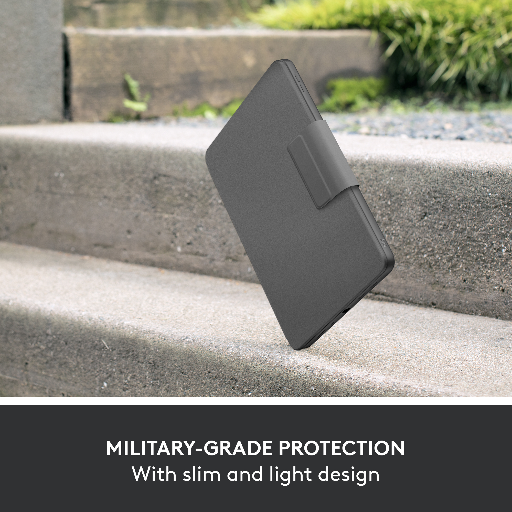Étui de tablette gris sur des marches en béton. Texte : « PROTECTION DE QUALITÉ MILITAIRE Avec un design fin et léger »