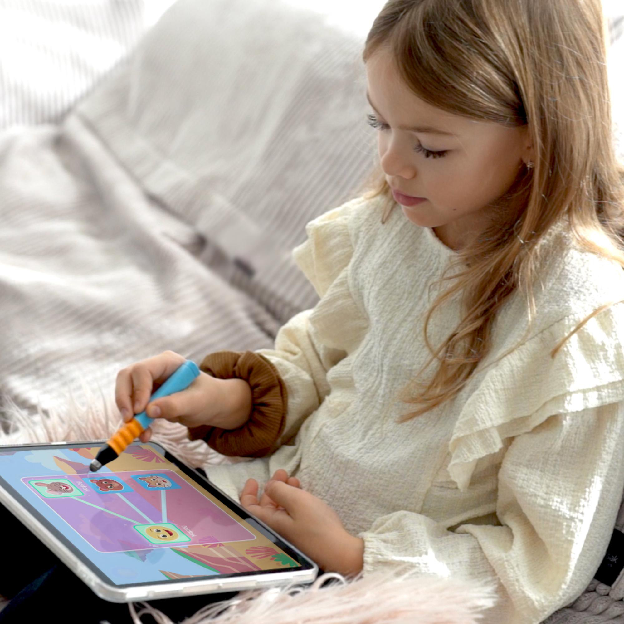 Junges Mädchen zeichnet mit einem Stift auf einem Tablet.