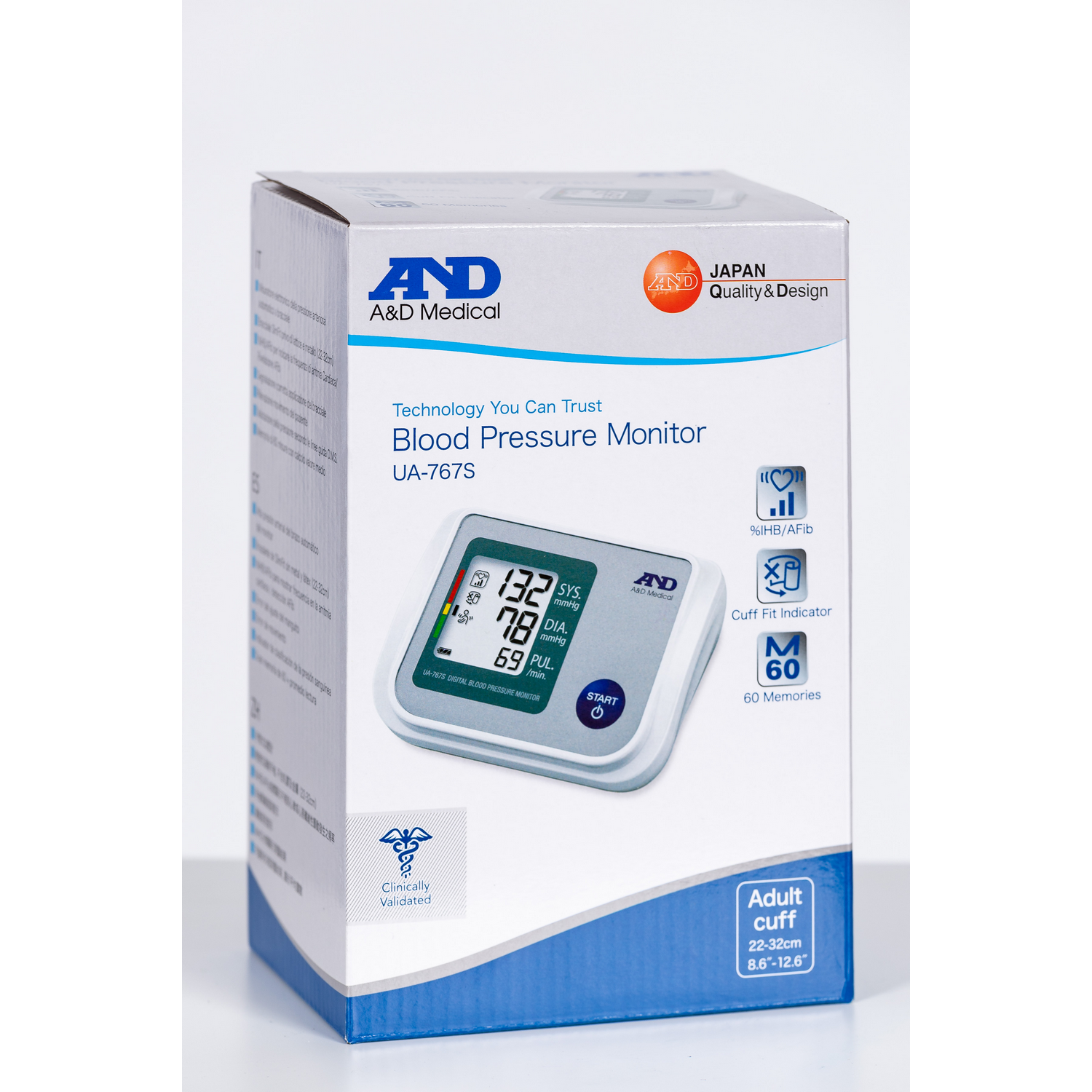 Doos van bloeddrukmonitor. Merk is A&D Medical, met de afbeelding van de monitor met metingen. De doos heeft blauwe en witte kleuren.