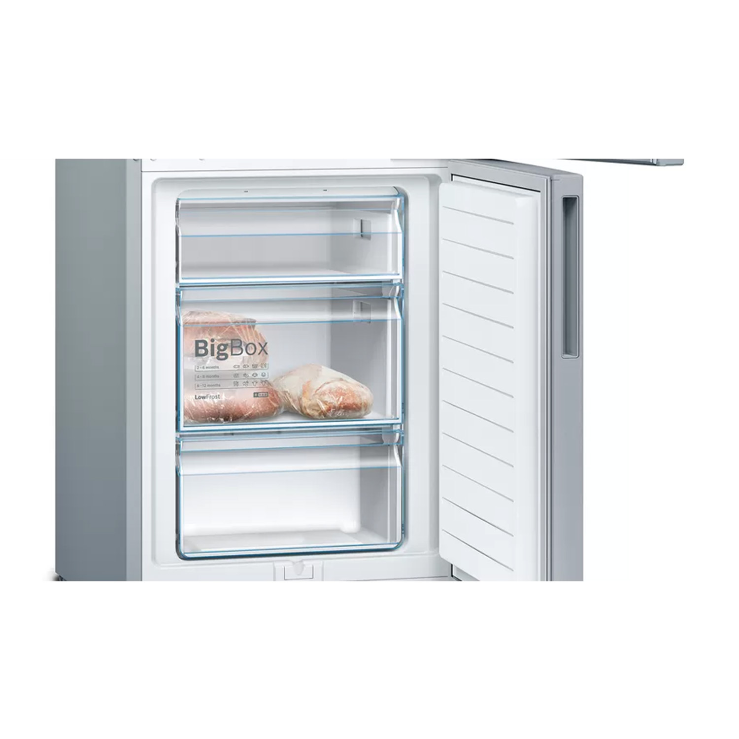 All'interno di un frigorifero, due cassetti trasparenti con carne e verdure congelate. La porta è parzialmente aperta.